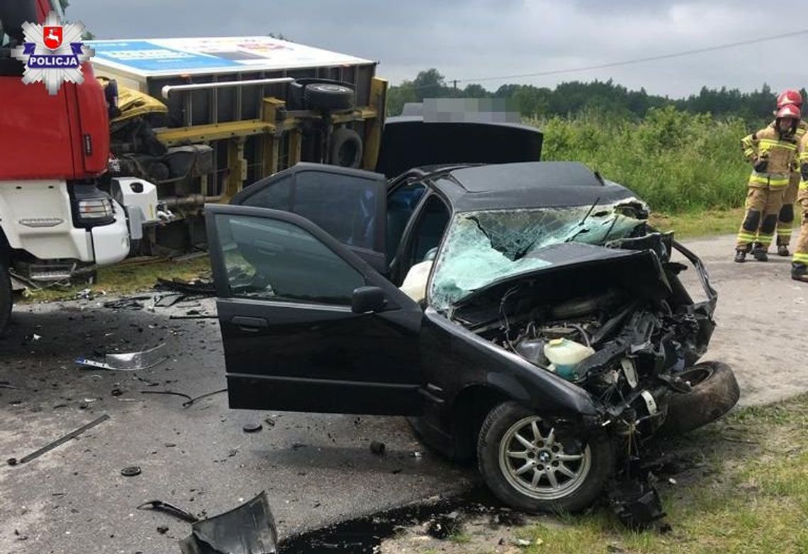 Maturzyści wracali z egzaminu, gdy doszło do wypadku. 19-latek zginął na miejscu, jego koledzy są w szpitalu