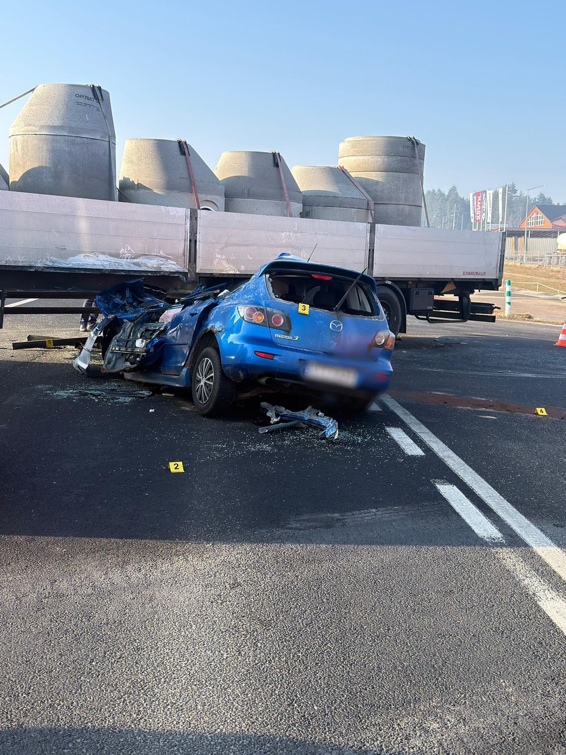 Mazda wbiła się pod naczepę tira. Za kierownicą młoda kobieta. Zginęła na miejscu