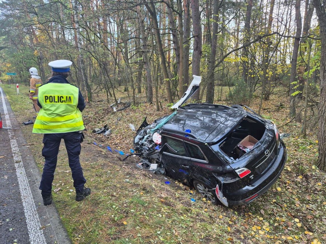 Mazda wypadła z drogi i uderzyła w drzewo. Kierowca osobówki zginął na miejscu Mazda wypadła z drogi i uderzyła w drzewo. Kierowca osobówki zginął na miejscu