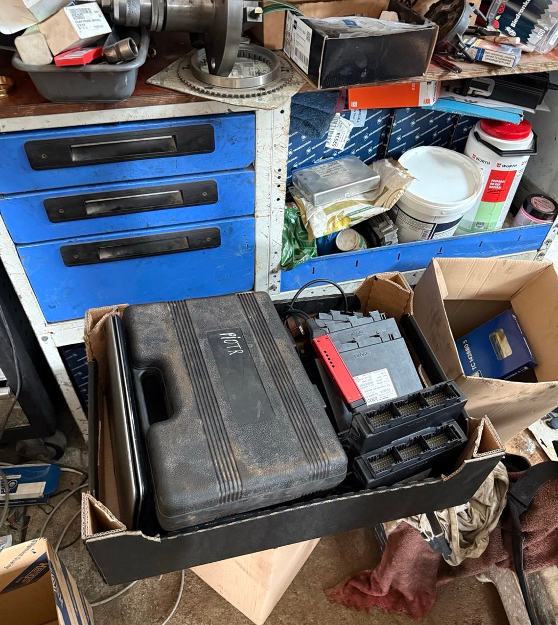 Mechanicy korzystali z nielegalnych urządzeń do diagnostyki. Seria nalotów na warsztaty samochodowe