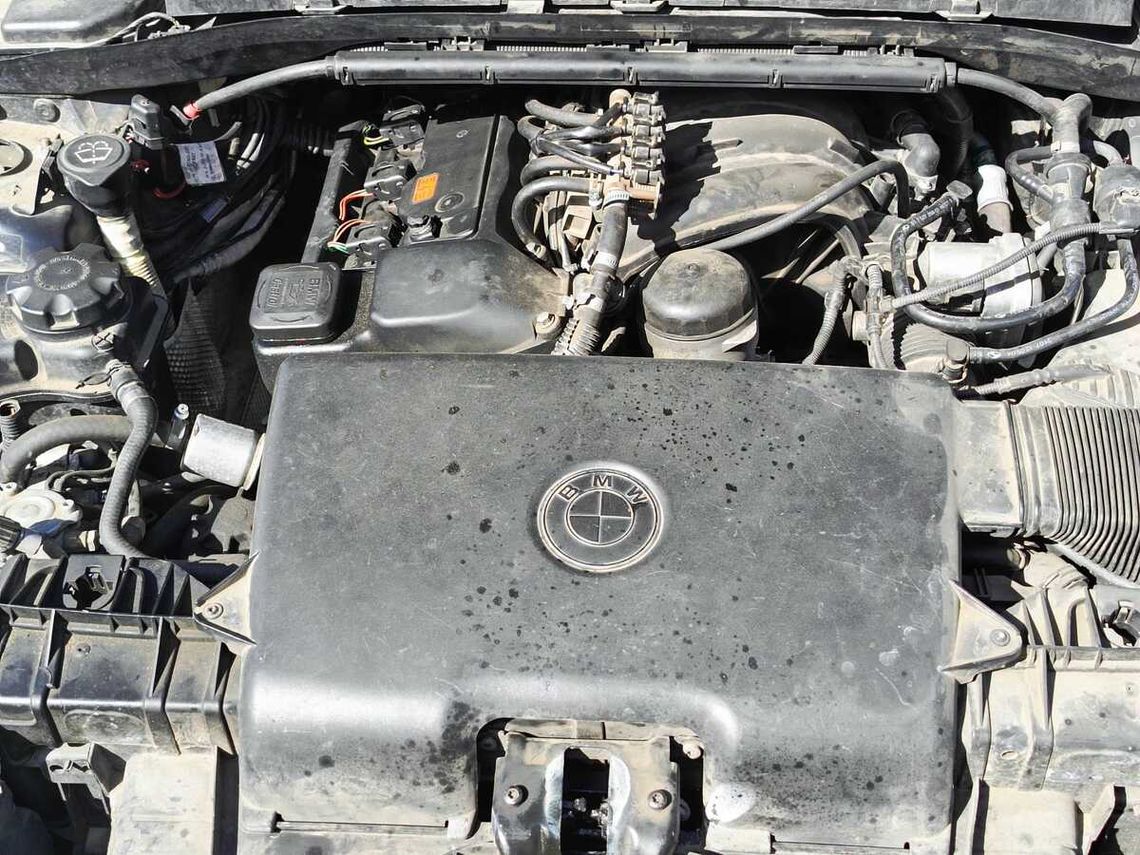 Mechanik miał naprawić BMW warte 300 tysięcy. Ukradł najcenniejsze części i odesłał wóz na lawecie