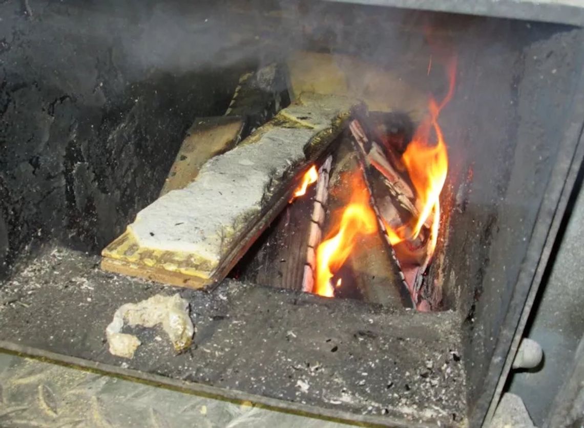 Mechanik ogrzewał warsztat spalając w piecu odpady. Z komina wydobywał się gęsty, czarny dym