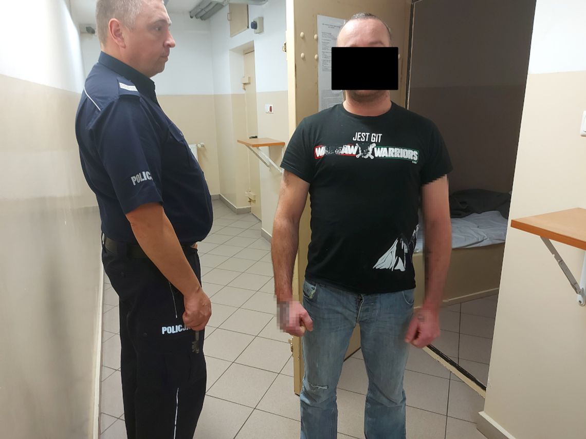 Mefedroniści pobili przechodniów, uciekając przed policją zamknęli się w mieszkaniu z towarem