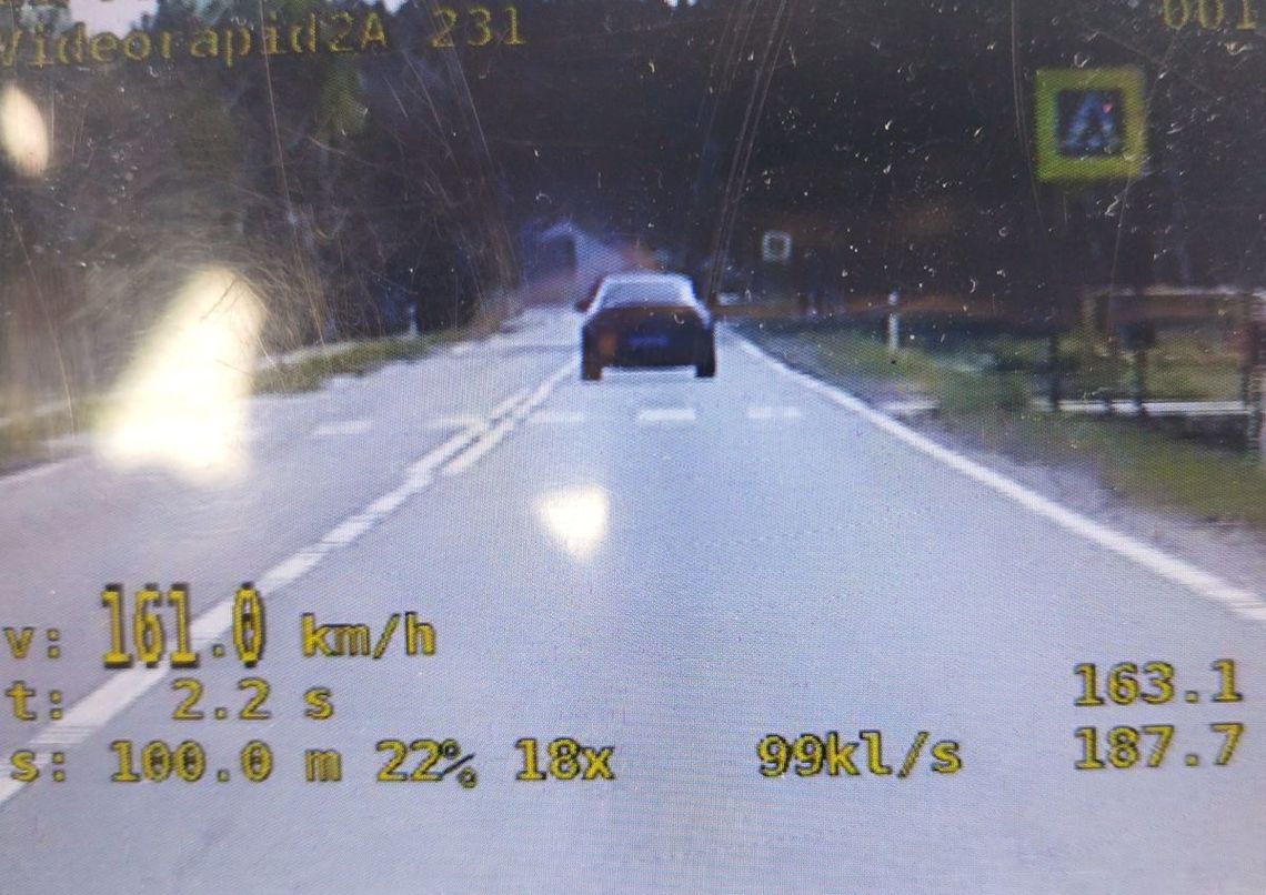 Mercedes mknął przez wieś z prędkością 161 km/h. Młody kierowca wyprzedzał na przejściu dla pieszych