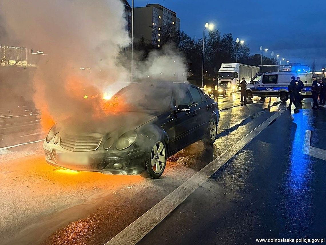 Mercedes stanął w ogniu na dużym skrzyżowaniu. Z pomocą ruszyli policjanci z prewencji Mercedes stanął w ogniu na dużym skrzyżowaniu. Z pomocą ruszyli policjanci z prewencji