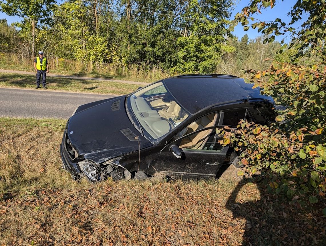 Mercedes wjechał w motocykl na przeciwnym pasie ruchu. Kierowca porzucił auto i zbiegł z miejsca