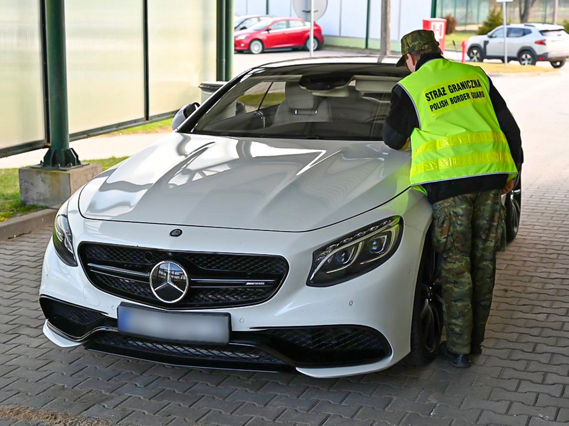 Mercedesy warte pół miliona przejęte na granicy. Straż Graniczna udaremniła przemyt skradzionych aut Mercedesy warte pół miliona przejęte na granicy. Straż Graniczna udaremniła przemyt skradzionych aut