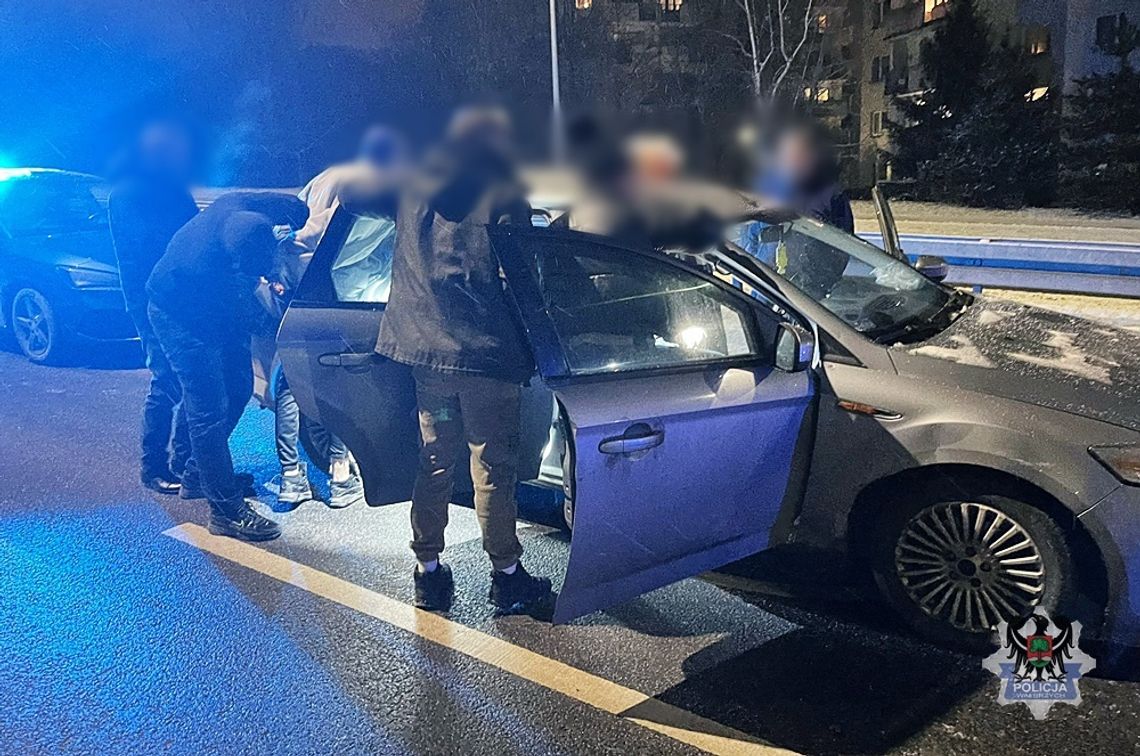 Metamfetamina w workach. Kryminalni zatrzymali handlarzy narkotykowych podczas obławy na ulicy