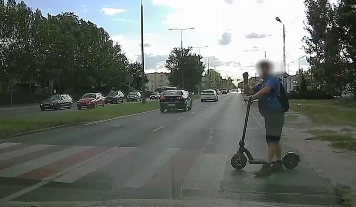 Mężczyzna chciał przepisowo przeprowadzić hulajnogę po pasach. Trzech kierowców przejechało mu przed nogami
