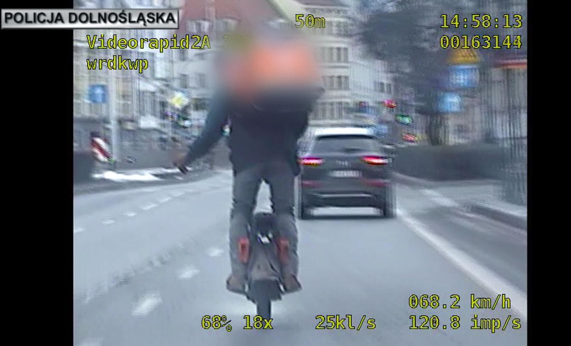 Mężczyzna gnał przez centrum miasta na monocyklu. Grubo przekroczył dopuszczalną prędkość Mężczyzna gnał przez centrum miasta na monocyklu. Grubo przekroczył dopuszczalną prędkość