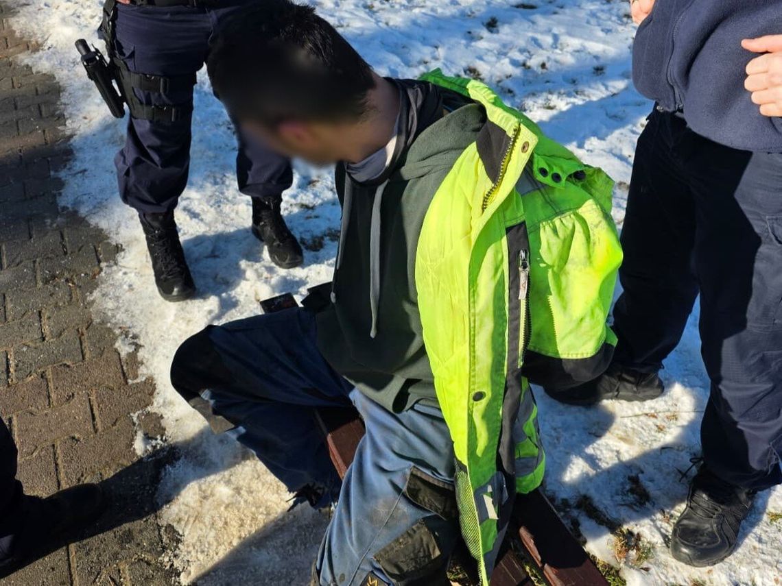 Groził kobiecie pistoletem. Uciekł, ale bardzo szybko został złapany przez policję Groził kobiecie pistoletem. Uciekł, ale bardzo szybko został złapany przez policję