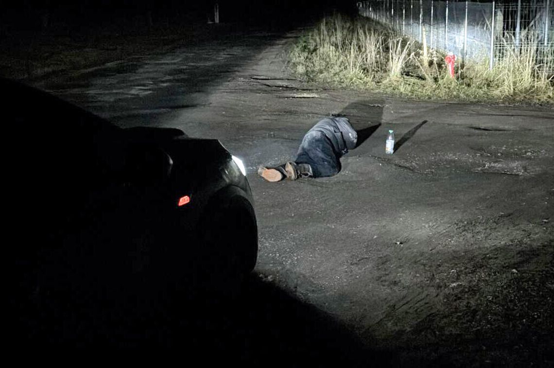 Mężczyzna leżał na środku drogi. Mogło dojść do tragedii, gdyby nie policjant wracający do domu po służbie
