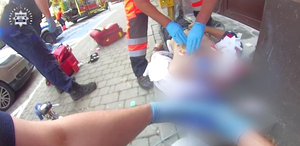 Mężczyzna leżał na ulicy i nie oddychał. Świadek i policjanci zaczęli walkę o jego życie Mężczyzna leżał na ulicy i nie oddychał. Świadek i policjanci zaczęli walkę o jego życie