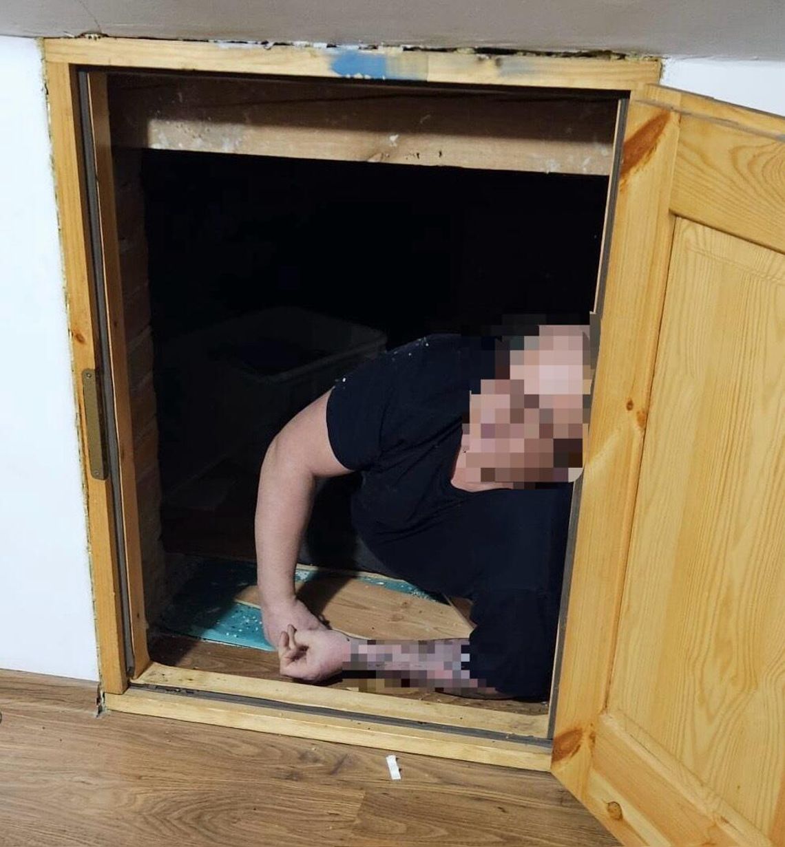 Mężczyzna leżał skulony w schowku na strychu. Ukrywał się, bo chciał uniknąć odsiadki