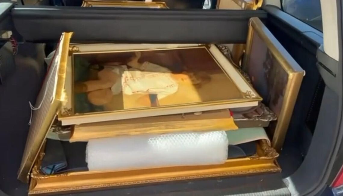 Mężczyzna miał w mieszkaniu kolekcję skradzionych obrazów. Są warte kilkaset tysięcy Mężczyzna miał w mieszkaniu kolekcję skradzionych obrazów. Są warte kilkaset tysięcy