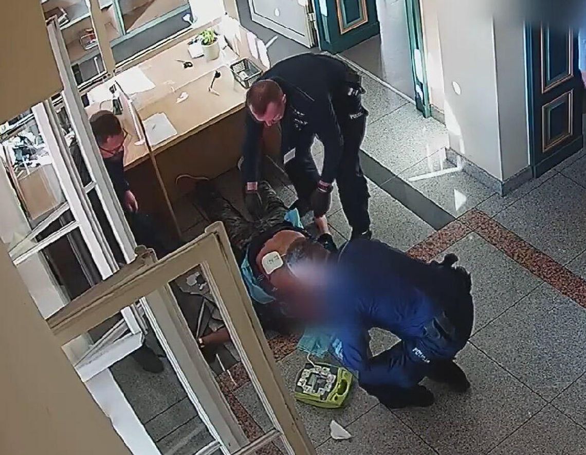 Mężczyzna nagle stracił przytomność w budynku sądu. Policjanci rozpoczęli dramatyczną walkę o jego życie