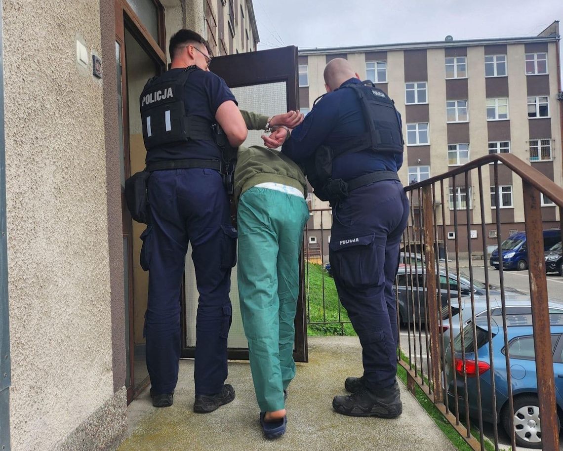 Mężczyzna po narkotykach usiłował podpalić garaż przy komendzie. Wcześniej spalił swoje auto