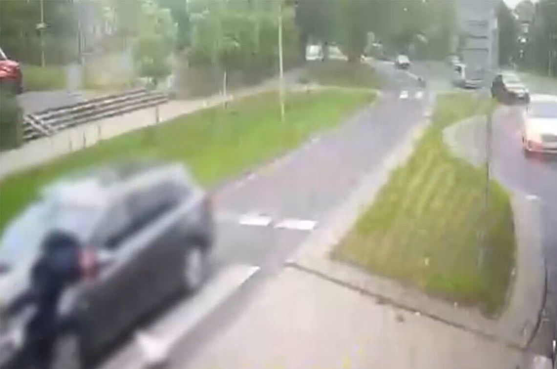 Mężczyzna potrącony na pasach wpadł pod autobus.  W poważnym stanie trafił do szpitala