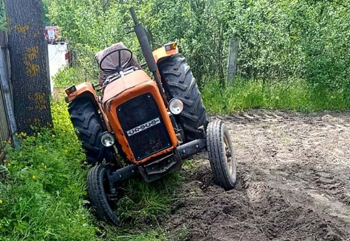 Mężczyzna przejechany przez ciągnik, który sam prowadził. Spadł podczas pracy