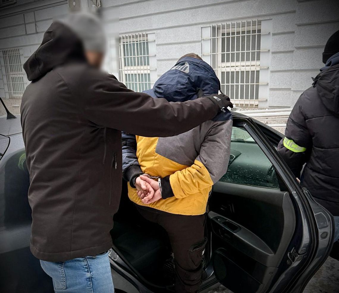 Mężczyzna przyłapany na kradzieży rzucił w ochroniarza butelką wódki. Nie trafił, ale i tak teraz grozi mu więzienie