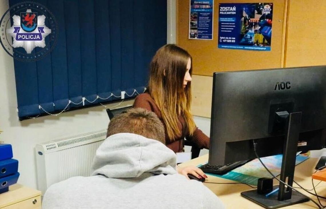 Mężczyzna przyłapany na niszczeniu banerów wpadł w szał. Rzucił kamieniem w auto kierowcy, który zwrócił mu uwagę