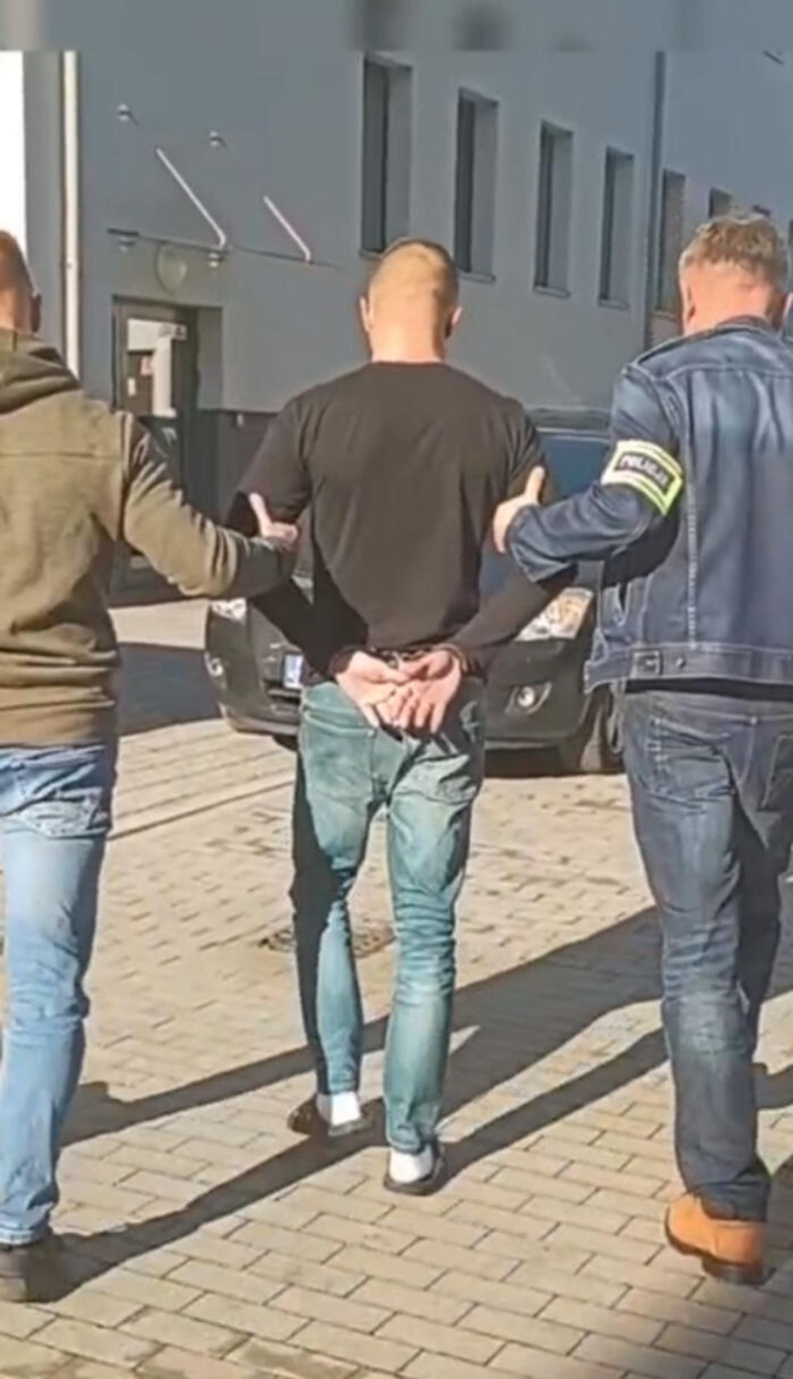 Mężczyzna siedział w Mercedesie, obok stała kobieta. Policjanci postanowili to sprawdzić. Znaleźli 1,5 kg narkotyków