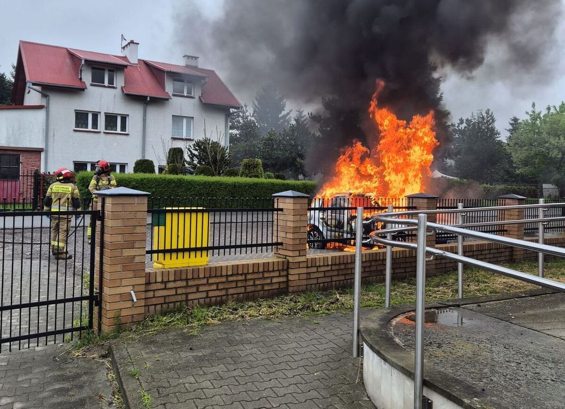 Miał prawie dwa promile i spał w płonącym aucie. Uratował go policjant jadący na służbę