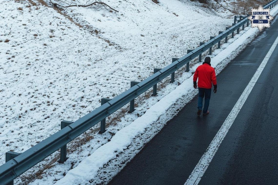 Mężczyzna szedł autostradą podczas śnieżycy. Nie wiedział, gdzie jest, za to szybko okazało się, że jest poszukiwany