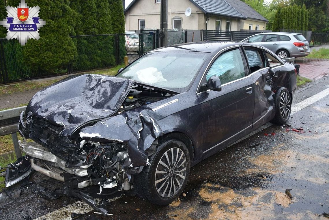 Mężczyzna w audi zobaczył, jak kia nagle zjeżdża na jego pas. Nie było szans na reakcję. Doszło do czołowego zderzenia