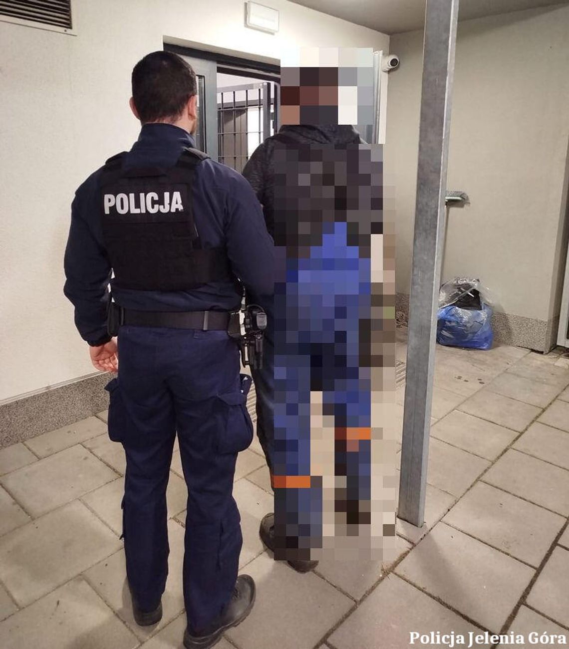 Mężczyzna w ubraniu roboczym miał poporcjowane narkotyki i wagi. Policja sprawdza, czy handlował