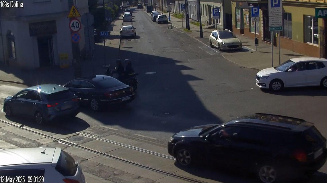 Mężczyzna wiozący ciężarną żonę do szpitala utknął w korku. Dostał eskortę policji