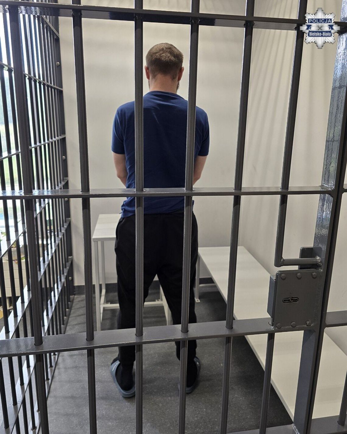 Mężczyzna wracający z klubu przez park napadnięty przez dwóch braci. Najpierw spryskali go gazem Mężczyzna wracający z klubu przez park napadnięty przez dwóch braci. Najpierw spryskali go gazem