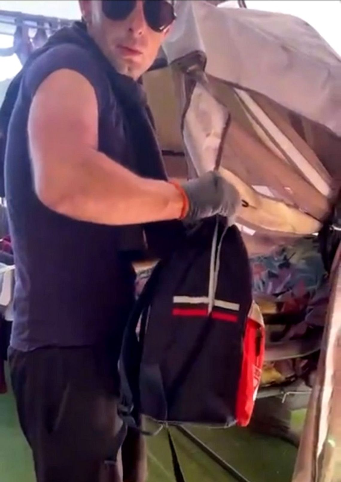 Mężczyzna z nagrania jest podejrzewany o uszkodzenie okien i drzwi. Jeśli go znasz, powiadom policję