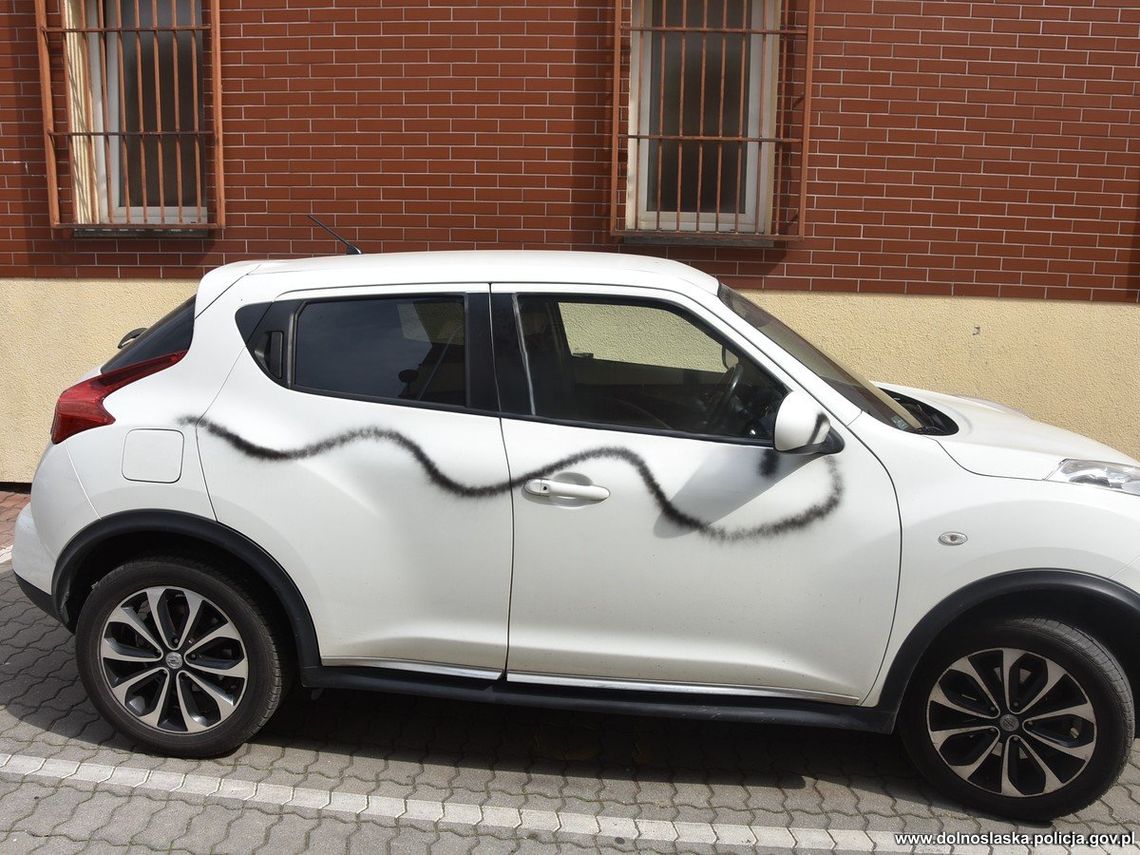 Mężczyzna z puszką farby bazgrał po samochodach. Został namierzony i zatrzymany Mężczyzna z puszką farby bazgrał po samochodach. Został namierzony i zatrzymany