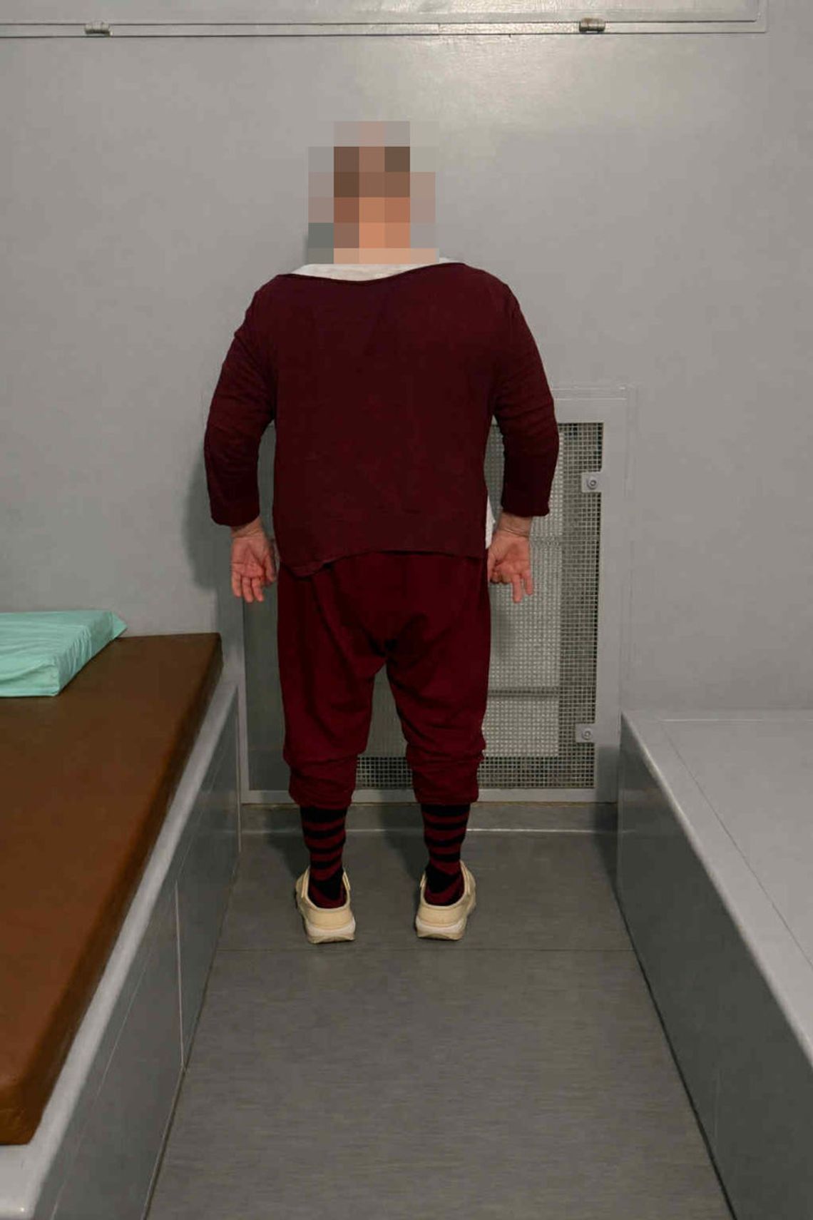 Mężczyzna z torbą podszedł do dzielnicowych. Miał dosyć ukrywania się i był gotowy na więzienie