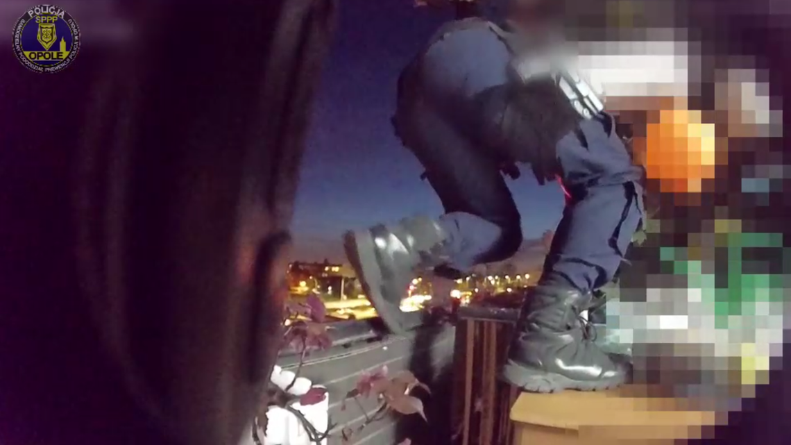 Mężczyzna zamknięty w mieszkaniu wołał o pomoc. Policjant przeskoczył pomiędzy balkonami