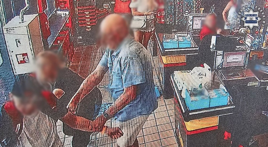 Mężczyzna złapany na kradzieży whisky i kiełbasy uderzył pracownicę sklepu w twarz. Uciekł bez łupów