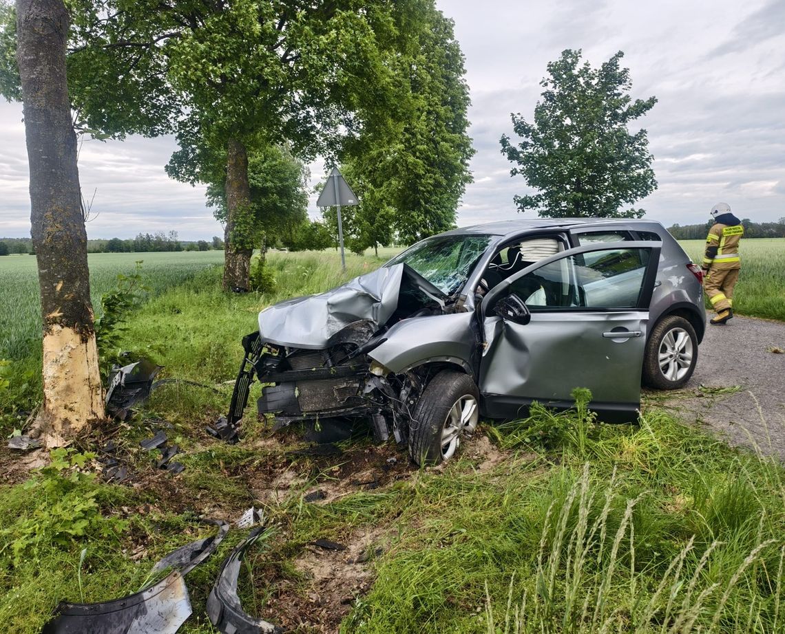 Mężczyzna jechał sam. Chwilę później jego auto roztrzaskało się na drzewie Mężczyzna jechał sam. Chwilę później jego auto roztrzaskało się na drzewie