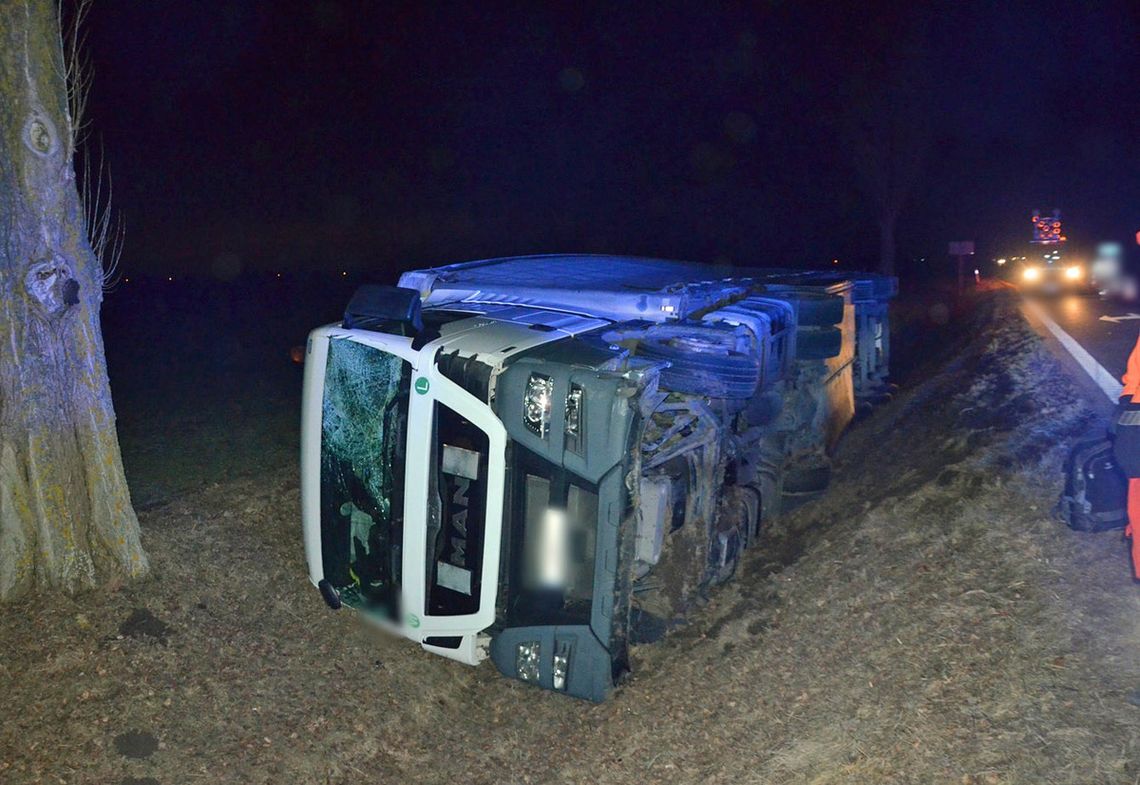 Miał 2,5 promila, gapił się w telefon i prowadził tira. Skończył na boku w rowie