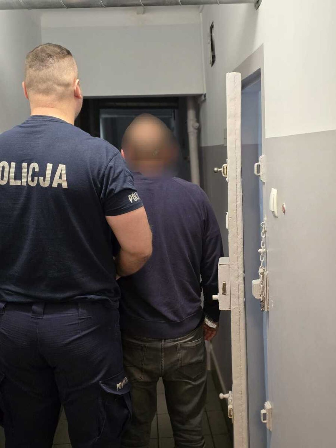 Miał 2,5 promila i jechał z 12-letnim synem. Świadkowie zobaczyli, jak popija za kierownicą