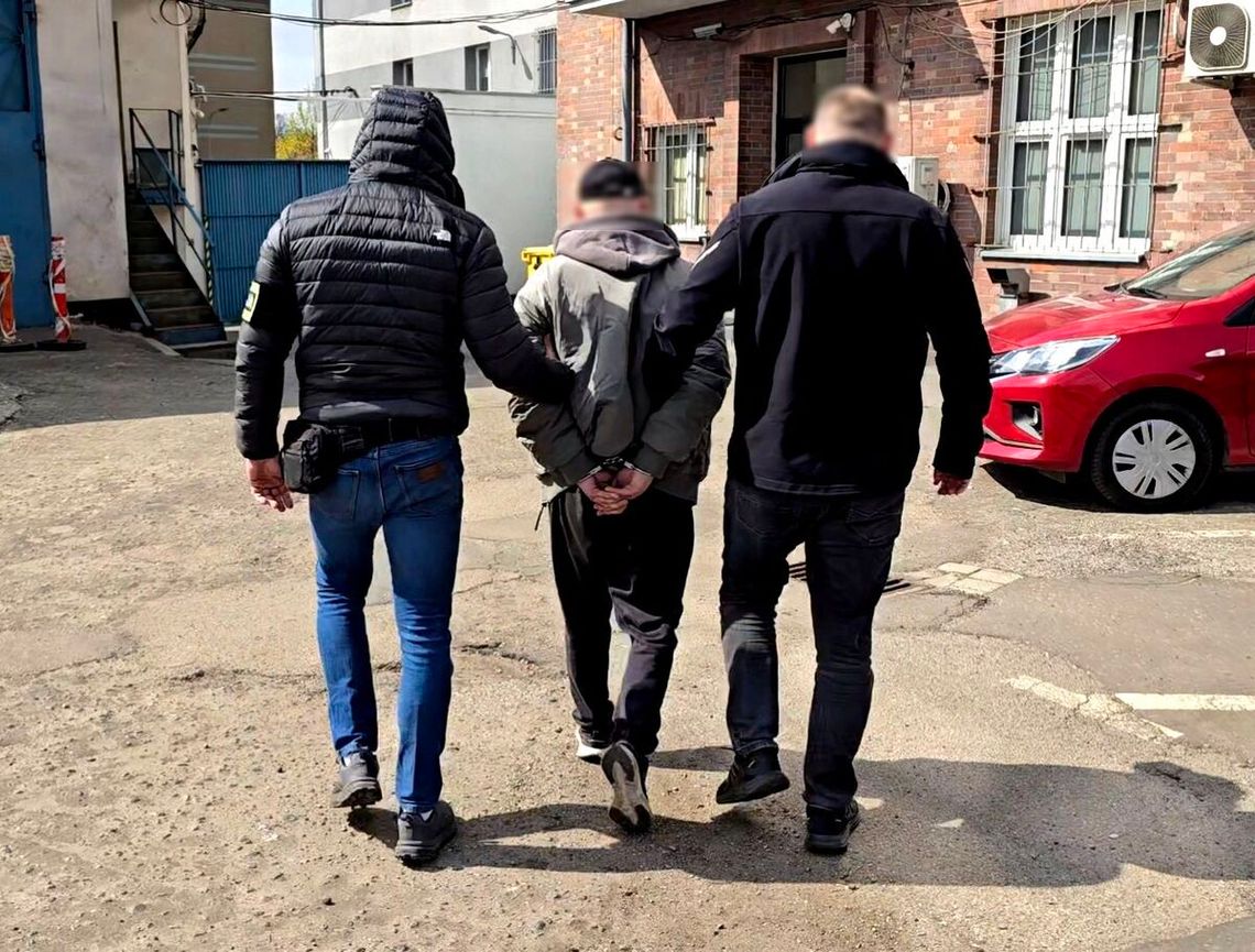 Miał 3,5 promila i skopał ratowników. Zamiast podziękować za pomoc, trafił za kraty Miał 3,5 promila i skopał ratowników. Zamiast podziękować za pomoc, trafił za kraty