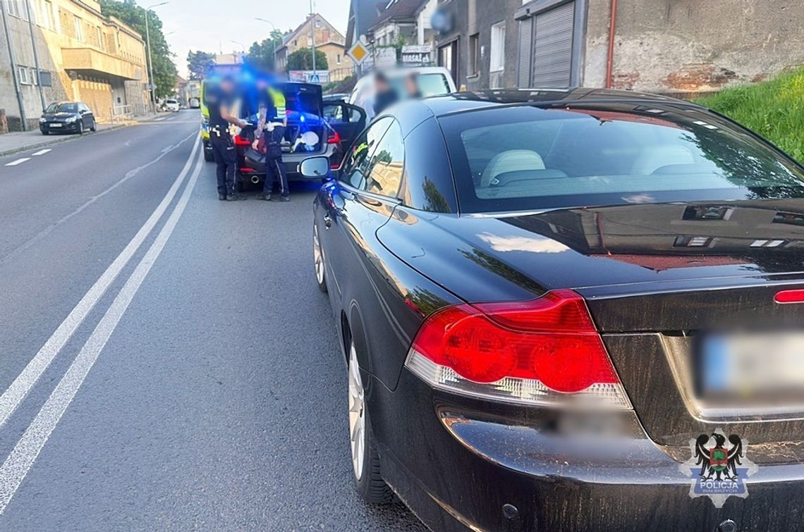 Miał 3,6 promila, cofał na parkingu i potrącił dwie osoby. Potem po prostu odjechał Miał 3,6 promila, cofał na parkingu i potrącił dwie osoby. Potem po prostu odjechał
