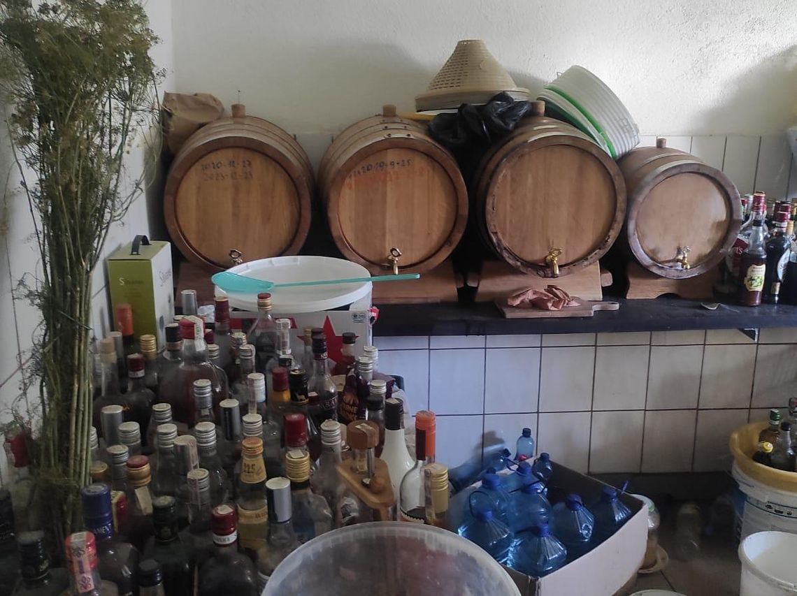 Miał aparaturę i ponad 170 litrów gotowego alkoholu. 66-latek zatrzymany przez policję Miał aparaturę i ponad 170 litrów gotowego alkoholu. 66-latek zatrzymany przez policję