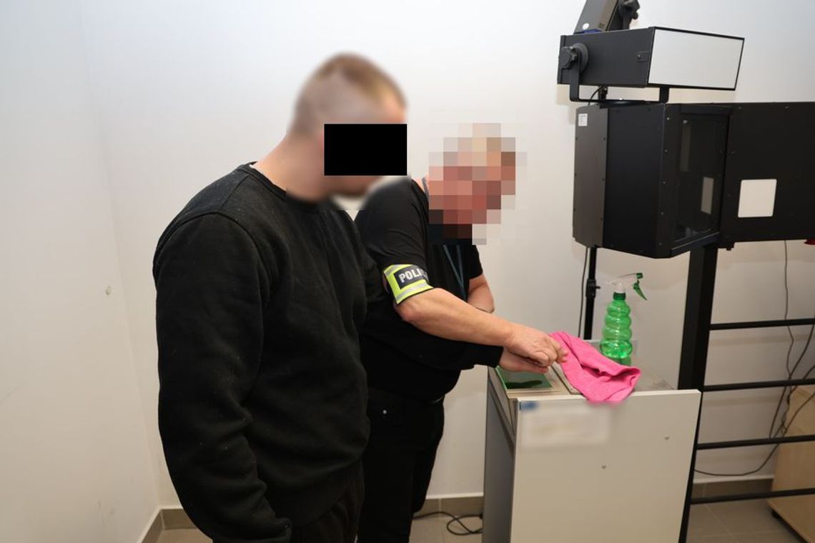 Miał blisko kilogram amfetaminy i podrobione prawa jazdy. Po kontroli 27-latek trafił do aresztu