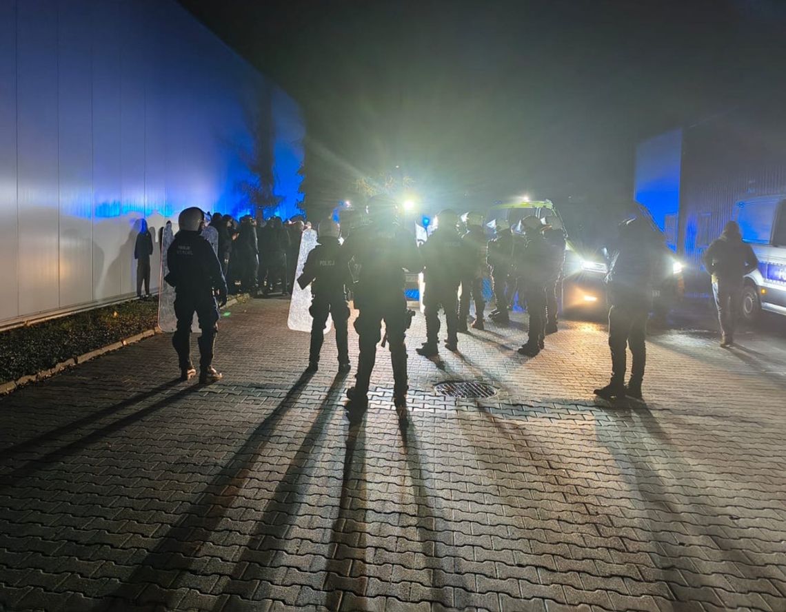 Miała być "ustawka", skończyło się na policyjnej kontroli. Policjanci zapobiegli starciu kiboli Miała być "ustawka", skończyło się na policyjnej kontroli. Policjanci zapobiegli starciu kiboli