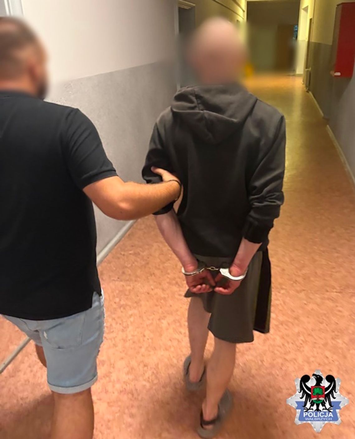 Miał być w więzieniu, a handlował marihuaną. Poszukiwany 31-latek miał w mieszkaniu 2,5 kg towaru Miał być w więzieniu, a handlował marihuaną. Poszukiwany 31-latek miał w mieszkaniu 2,5 kg towaru