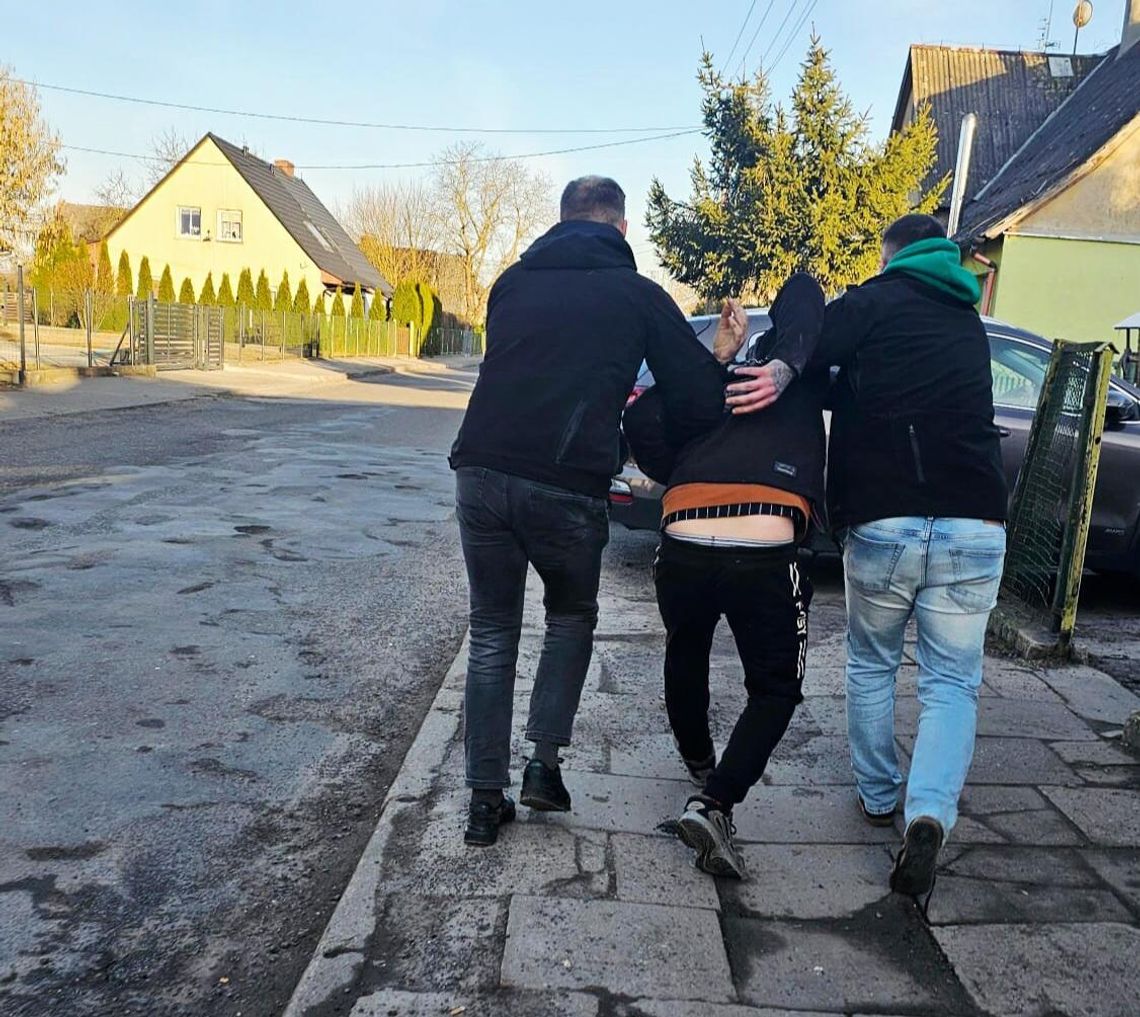 Miał do odsiedzenia 6 lat, ale bardzo nie chciał trafić do więzienia. Mężczyzna zatrzymany po pościgu Miał do odsiedzenia 6 lat, ale bardzo nie chciał trafić do więzienia. Mężczyzna zatrzymany po pościgu