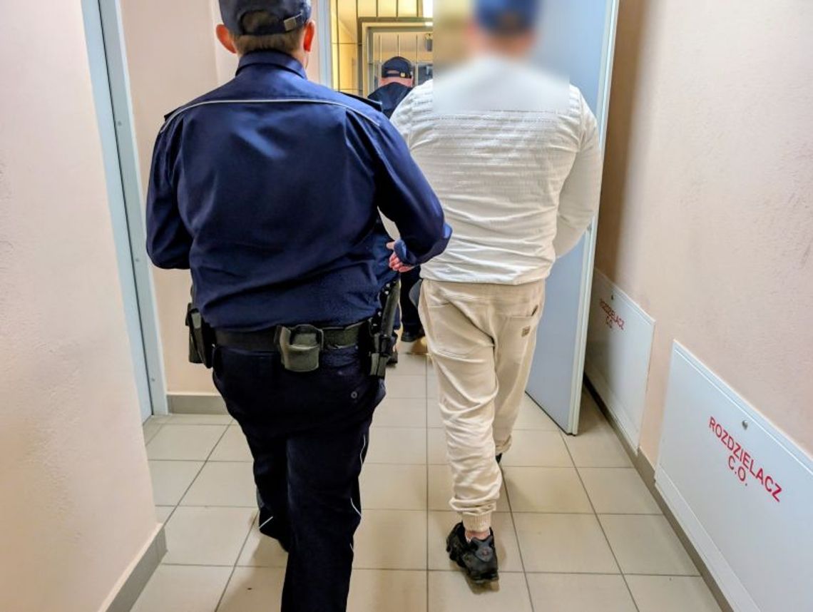 Miał dość życia w ukryciu. 40-latek sam przyszedł na komendę i oddał się w ręce policjantów Miał dość życia w ukryciu. 40-latek sam przyszedł na komendę i oddał się w ręce policjantów