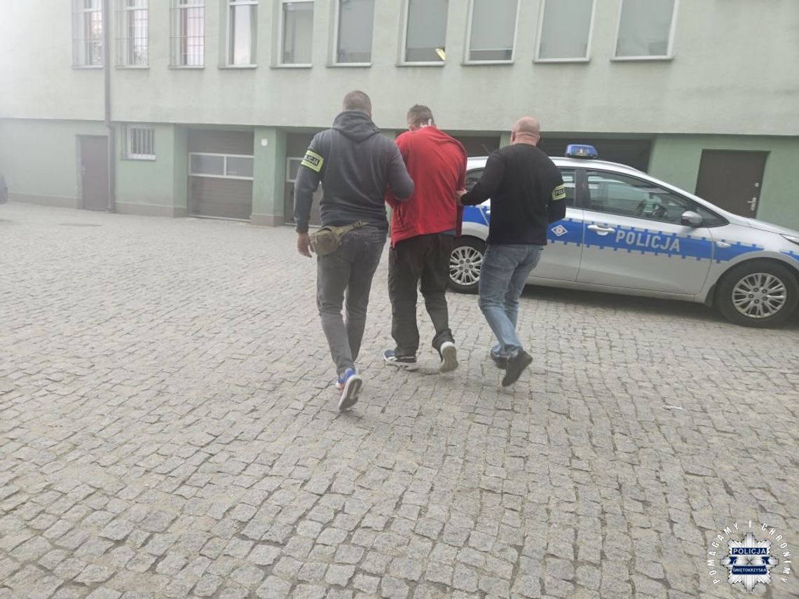 Miał dożywotni zakaz prowadzenia, ale dalej jeździł pijany. Policjanci musieli wyciągnąć go z auta Miał dożywotni zakaz prowadzenia, ale dalej jeździł pijany. Policjanci musieli wyciągnąć go z auta