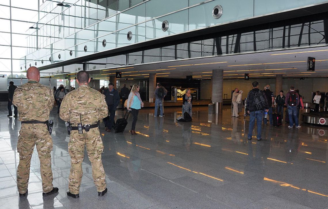 Miał lecieć do Hiszpanii, ale na lotnisku palnął, że ma bombę w bagażu. Mężczyzna trafił do więzienia